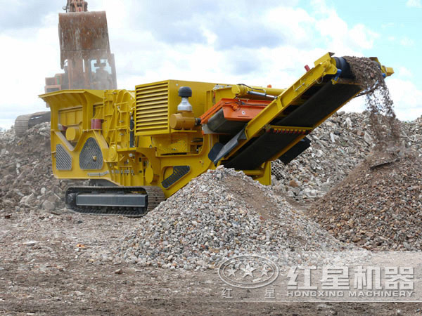 山東履帶液壓移動(dòng)破碎機(jī)現(xiàn)場(chǎng)，油電混合作業(yè)，占地面積小
