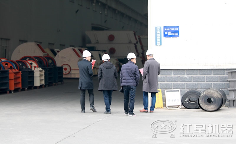 各地客戶到場參觀，設(shè)計師為其選型