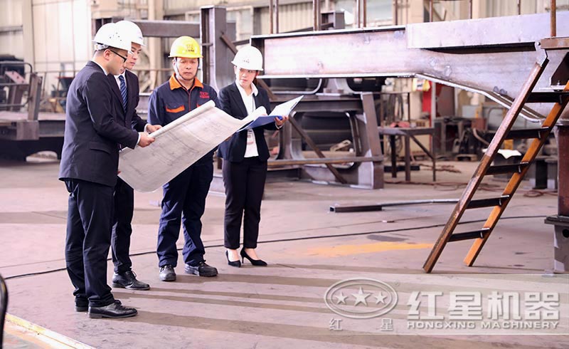 用戶到場現(xiàn)場考察，紅星技術(shù)人員為其講解