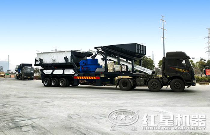 石頭移動制砂機，車頭拉著，移動行走，邊走邊碎