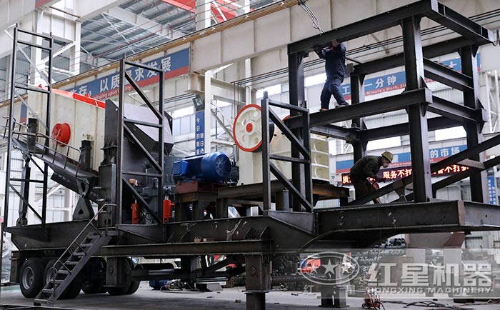 配置顎破+圓錐破的輪胎式車載移動(dòng)粉石子機(jī)