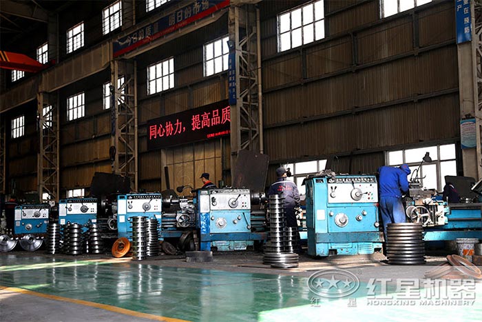 紅星搭載鄂式破碎機生產車間