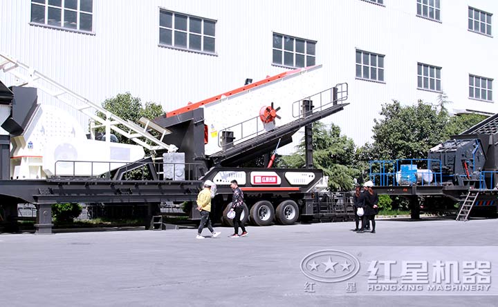 客戶考察紅星移動(dòng)鵝卵石破碎機(jī)廠區(qū)