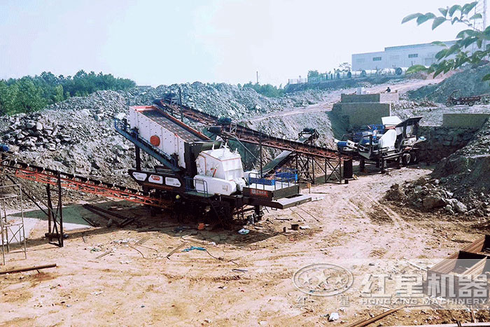移動石子生產(chǎn)設(shè)備搭載反擊式破碎機(jī)、顎式破碎機(jī)
