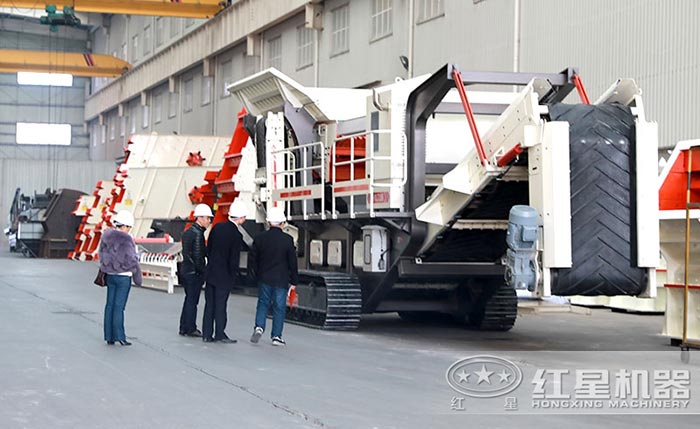 客戶到廠參觀移動石子生產(chǎn)設(shè)備