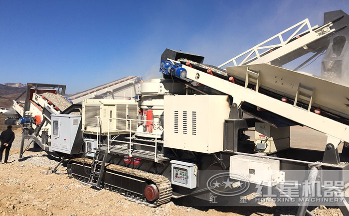 履帶移動(dòng)破碎機(jī)工作現(xiàn)場(chǎng)