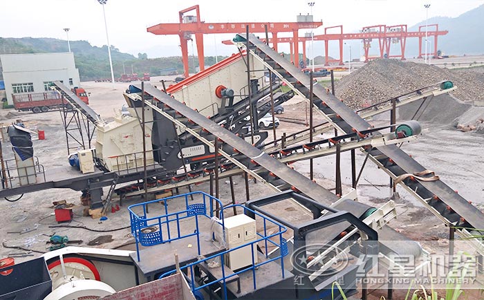 移動(dòng)破碎生產(chǎn)線現(xiàn)場(chǎng)