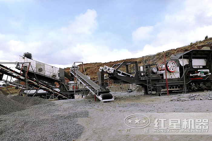2臺(tái)石子移動(dòng)破碎站配合作業(yè)
