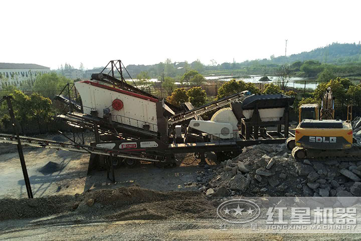 單臺移動粉碎機作業(yè)現(xiàn)場