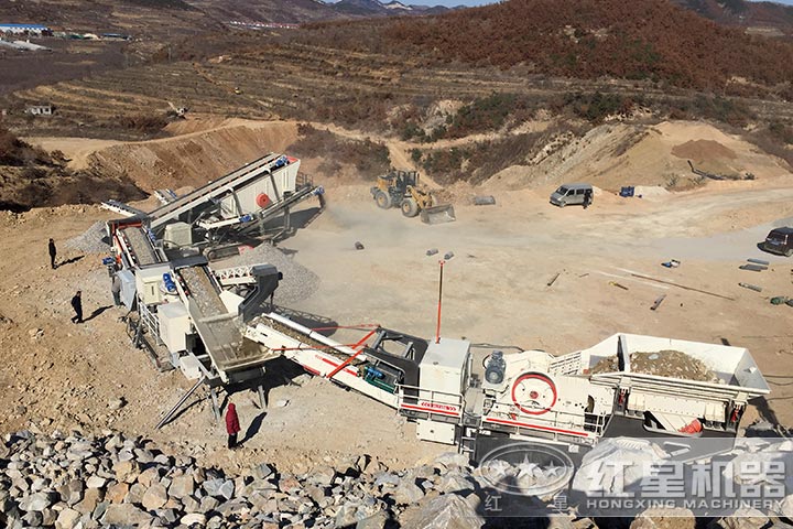 三臺移動粉碎機作業(yè)現(xiàn)場