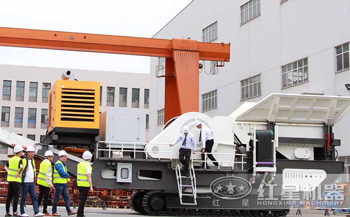 客戶到廠參觀建筑垃圾粉碎機