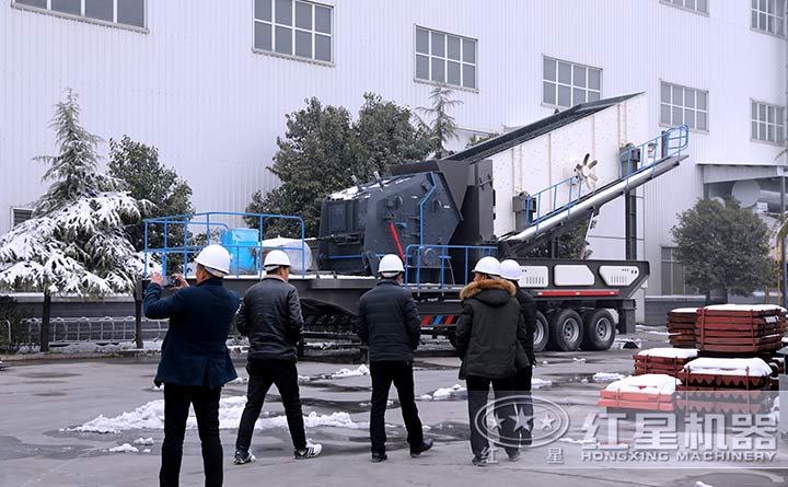 來(lái)廠參觀車(chē)載式移動(dòng)砂石機(jī)客戶(hù)